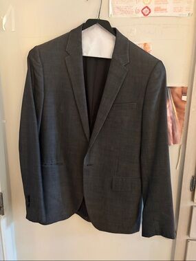 Gray Blazer by theory. size 38. PREloved. In very Good condition.